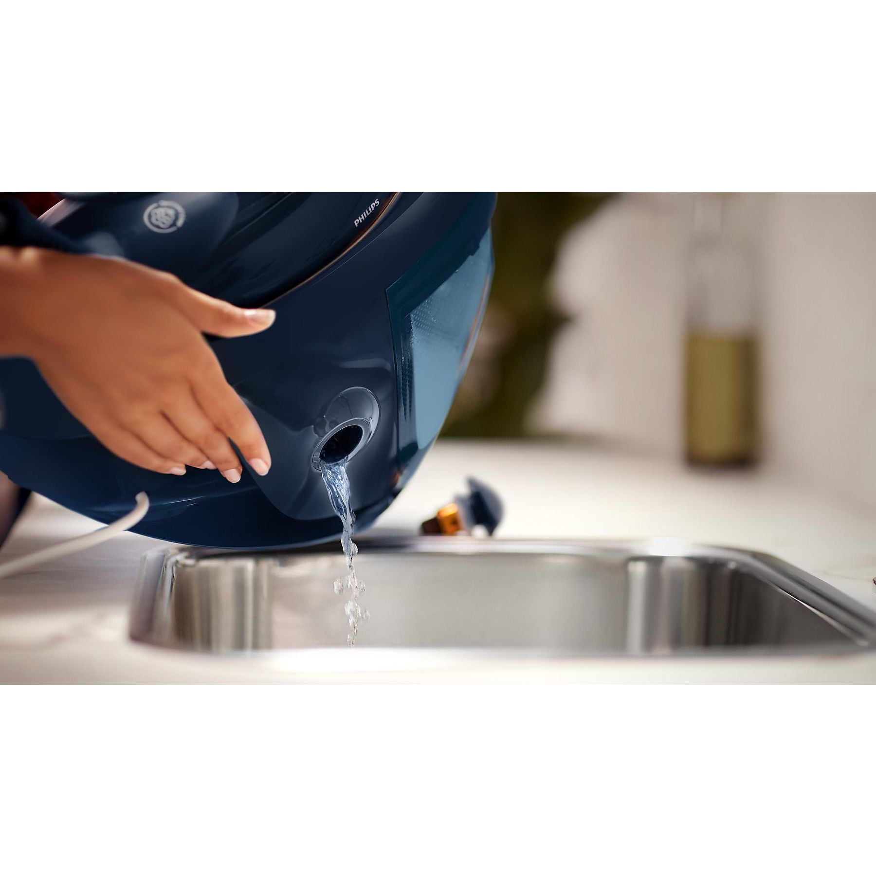 PHILIPS PSG7130/20 PerfectCare Serie 7000 OptimalTemp, 1.8L, Dampfbügelstation 2100 Watt, 8 bar PHILIPS
